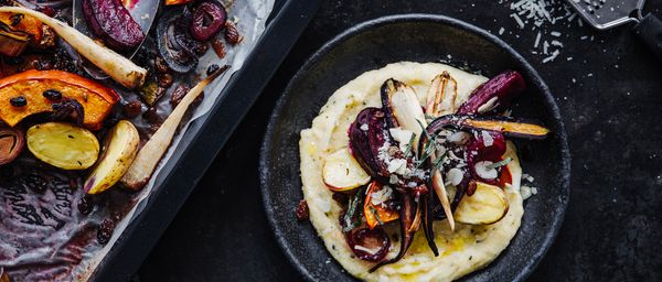 Rezept: Ofengebackenes Wintergemüse auf Parmesan-Kräuter-Polenta