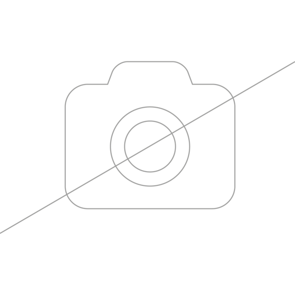 Cucina moderna con mobili scuri, forno incorporato, piano di lavoro in legno, erbe aromatiche in vaso e vista sugli edifici cittadini attraverso ampie finestre.