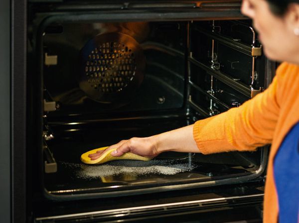 Come pulire il forno con rimedi naturali