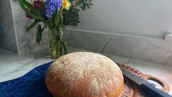 Pak het witte brood en snij een cirkel of ovaal (afhankelijk van de vorm) van de bovenkant. Hol het brood uit totdat je genoeg plek hebt voor de vulling.