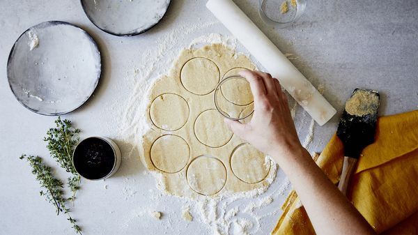 Gebruik een ronde koekvorm met een diameter van 8cm en snij 8 cirkels uit het deeg. Dip de koekvorm eerst in bloem om te voorkomen dat het deeg blijft plakken.
