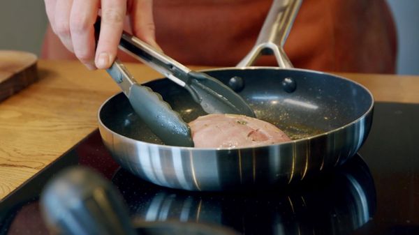 Stap 5: zet de pan op het fornuis op de hoogste stand en leg direct de eendenborst op de vetkant in de pan zonder boter of olie.