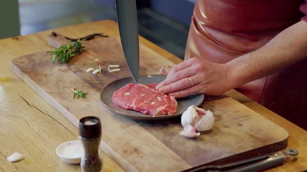 Stap 3: Kerf met de punt van je mes, kleine sneetjes in het vlees steek hier de knoflookplakjes in