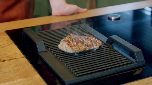 Stap 5: Leg het vlees nu op een goed hete grillplaat, draai het vlees pas om als je aan de zij/onderkant de bruinkleuring ziet