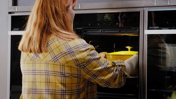 Stap 4: deksel op de pan en dit gaat in je oven. Op een aantal momenten geeft de oven nu aan dat je het gerecht even moet keren / omroeren.
