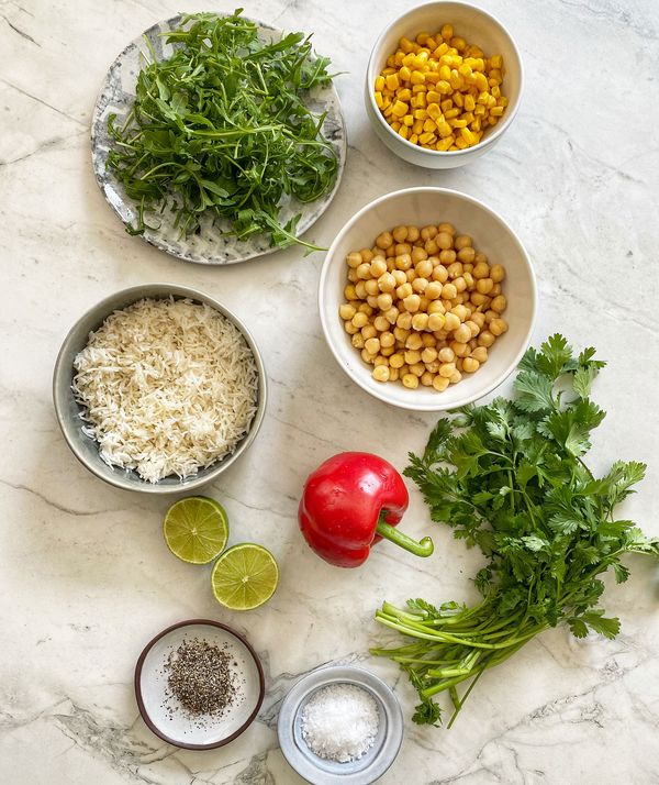 Ingredienten salade van kikkererwten, rijst en rucola