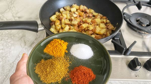 Doe de aardappelen en de kruiden erbij met 2 el water, dek af en kook 20 minuten op laag vuur.