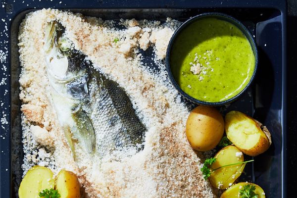 Snoekbaars in zoutkorst met algen-aioli