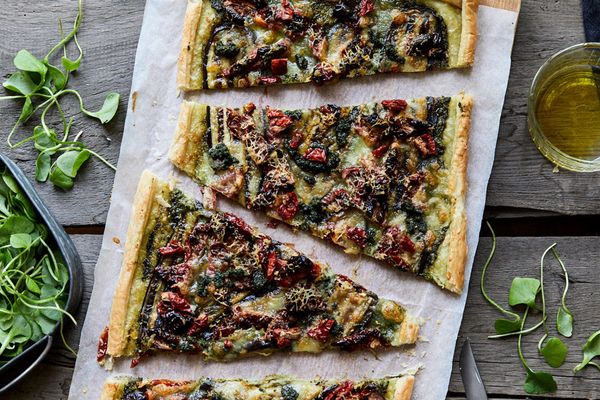 Flammkuchen met zongedroogde tomaat, aubergine en koriander