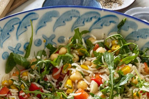 Salade van kikkererwten, rijst en rucola
