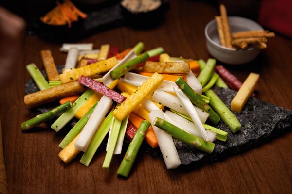 Tagliere con verdure e formaggi tagliati a listarelle