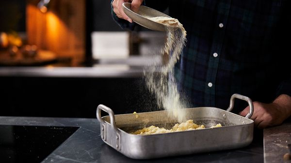 Stap 2: Strooi het keukenzout op een bakplaat en leg daar de aardappelen overheen