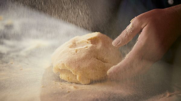 Stap 4: Maak vervolgens een kuiltje in het midden, doe daar de eidooiers in en meng met de hand in een draaiende beweging. 