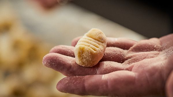 Stap 6: Besprenkel het aanrecht met een beetje bloem.