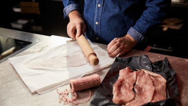 Stap 1: Sla het varkensvlees plat met een deegroller of vleeshamer tussen twee stukken vetvrij papier.
