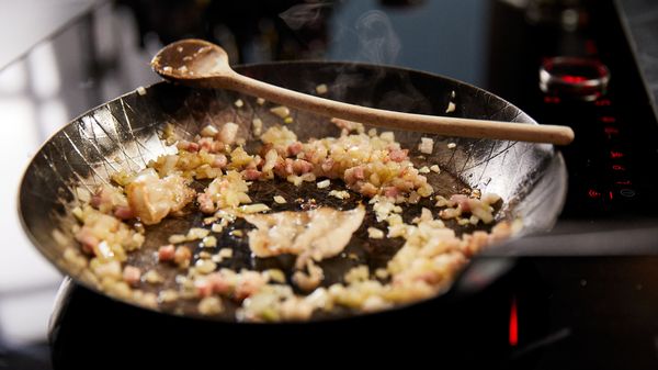 Stap 3: Haal vervolgens de lardo uit de pan, snijd in kleine blokjes en doe die weer bij het mengsel. 