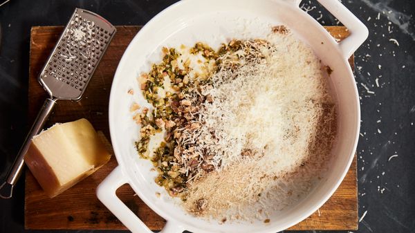Stap 4: Voeg het paneermeel, de kruiden en specerijen, het ei en de gekookte kastanjes toe aan het mengsel.