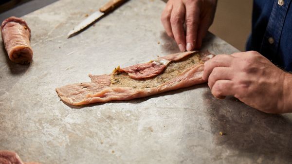 Stap 5: Leg de vulling op de platgeslagen varkenshaas en zorg dat er nog een ruime centimeter overblijft aan de randen.