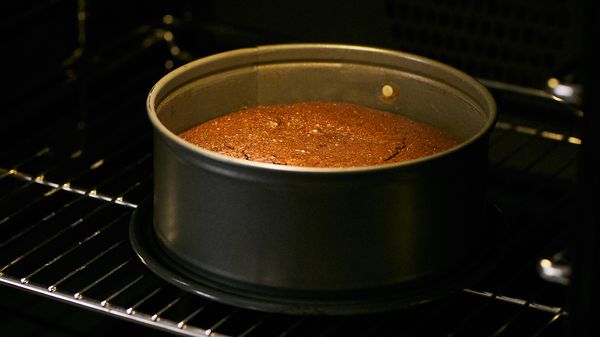 Stap 3: Doe het mengsel in een ingevette springvorm en bak 25 minuten in de CircoTherm® oven op 180° C.
