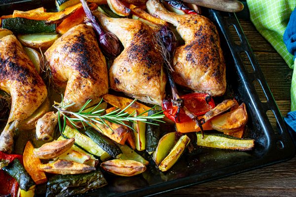 Cosce di pollo arrosto con verdure al forno e rosmarino