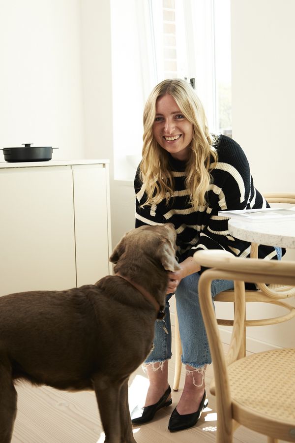 Sarah mit Hund in der Skandi Küche