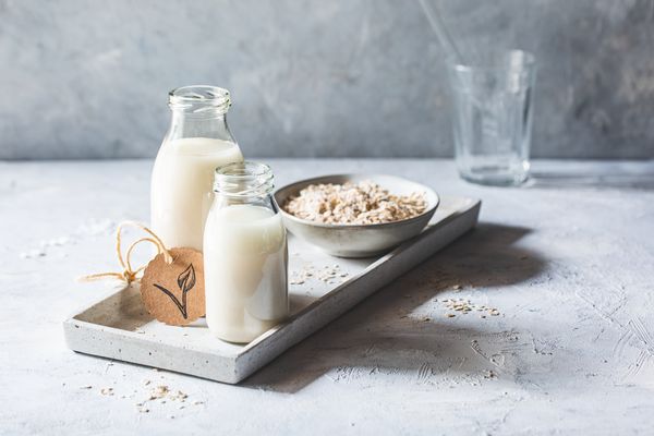 Bottiglie in vetro con latte d’avena