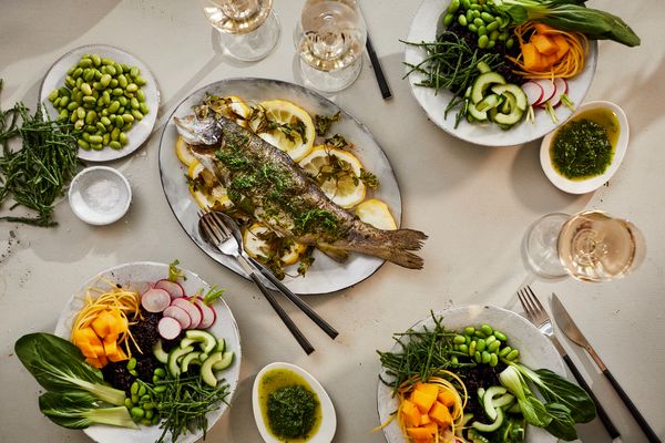 Stap 6: Haal de forellen uit de oven en serveer direct.