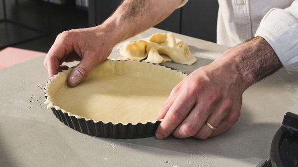 Placing the dough in a tin