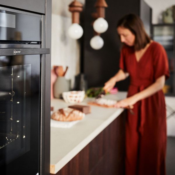 Donna nella sua cucina minimalista