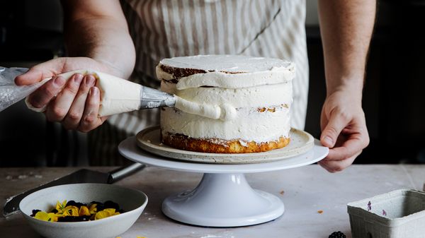 Die Creme auch an den Seiten der Torte auftragen