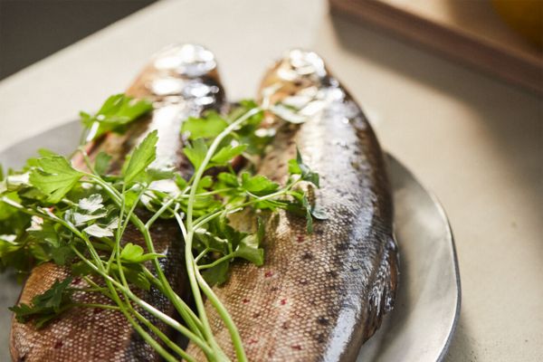 Stap 1: Kruid de forel van binnen en van buiten met zout en peper.