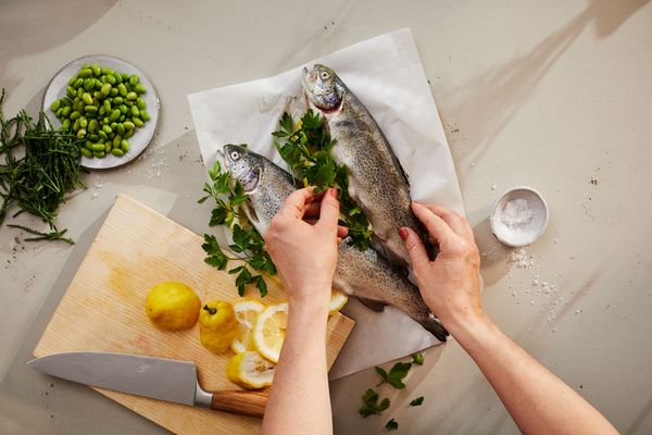 Stap 2: Doe een handje peterselie samen met 100 ml olijfolie, peper en zout in de blender en pureer goed.