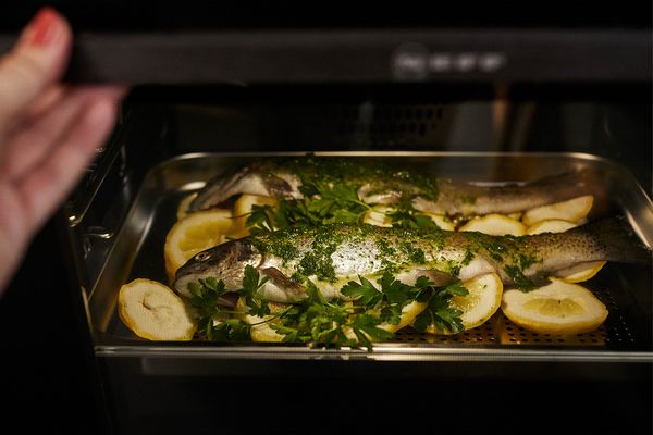 Stap 3: Doe de ovenschaal met de twee forellen in de oven op niveau 2 en bak op 160 °C CircoTherm® en hoge stoom.