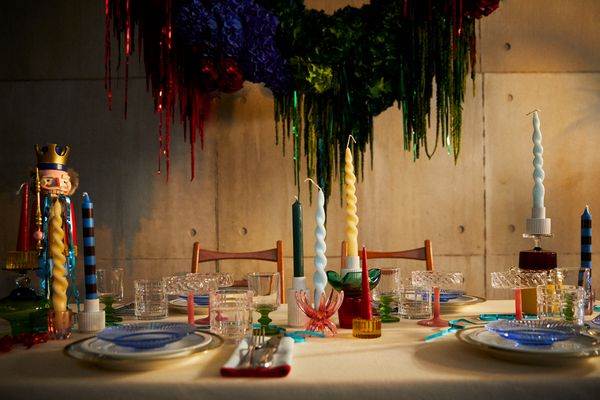 Tavola apparecchiata per festa