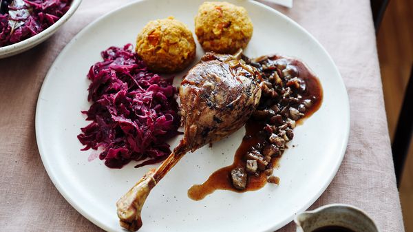 Red cabbage with pears