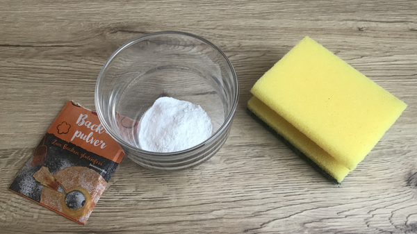 Natron und Backpulver als Hausmittel gegen Gestank im Kühlschrank.