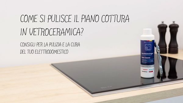 Guida alla pulizia di una piastra ceramica con bottiglia di detergente e macinapepe neri su piano di cucina. 