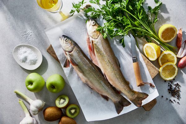 Piatto visto dall’alto con pesce fresco, ortaggi e frutta