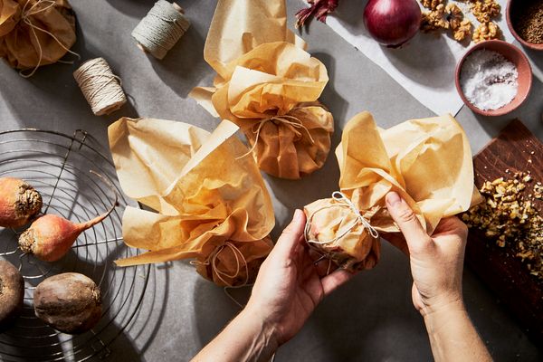 Mani che preparano sacchetti con cibo da donare