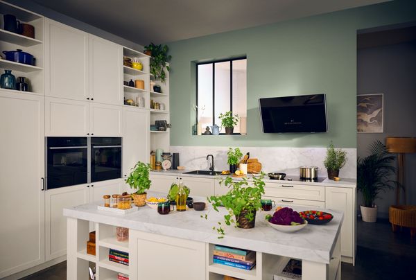 Moderne Landhausküche in heller Cremefarbe mit Kücheninsel in Marmor