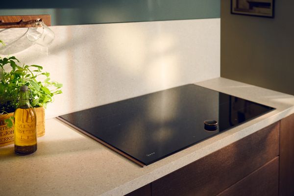 Piano cottura a induzione Neff integrato su top cucina moderno