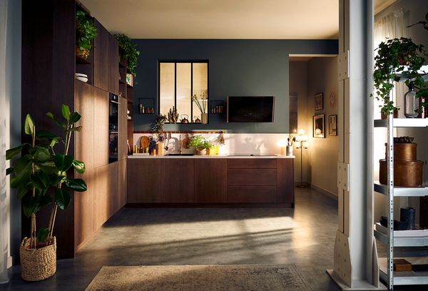 Cucina con arredi in legno e luce calda che crea un&rsquo;atmosfera accogliente