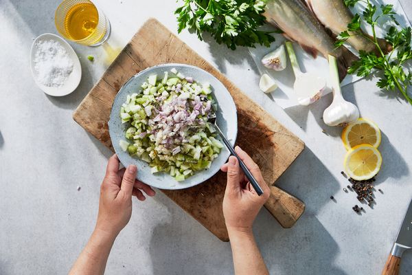 Plet de knoflook, snijd de sjalotjes fijn en voeg toe aan het mengsel.