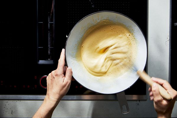 Stap 4: Klop de eierdooier met twee eetlepels suiker, een theelepel vanillesuiker en een snufje zout tot het mengsel schuimig is.