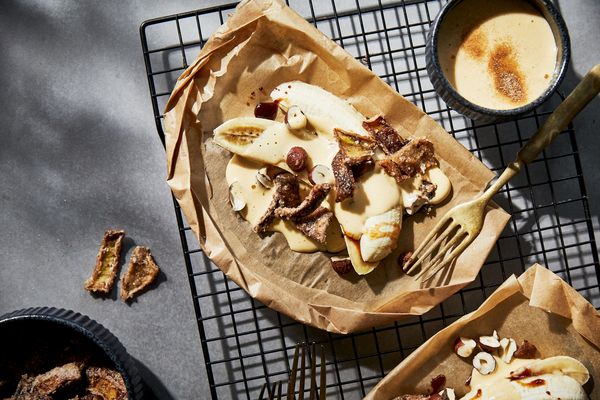 Stap 5: Serveer het lekkere bananendessert met bananenchips en Zabaione.