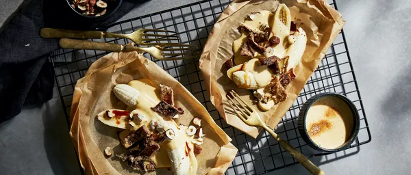 Banane mit Zabaione und Bananenchips