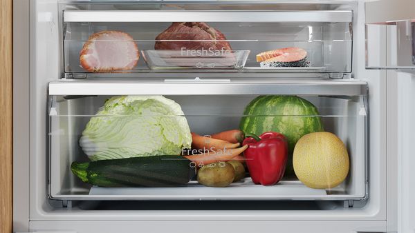 Fresh Safe-lådor i kylen visar kapacitet för stora frukter och grönsaker, t.ex. vattenmelon och kål.