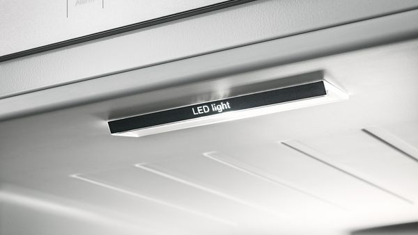 LED-lys vist på innsiden av kjøleskapet 