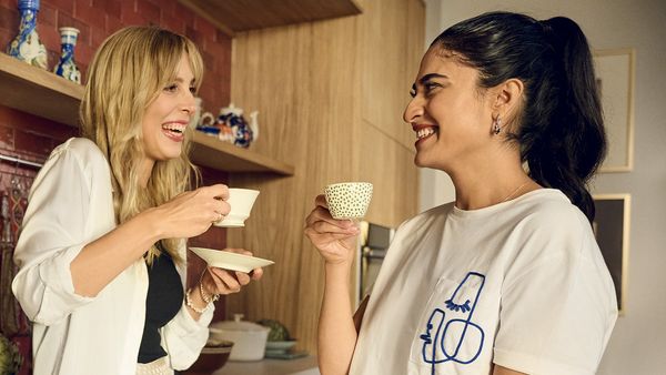 Viszonteladói kép Anahita és szőke barátja kávét isznak 