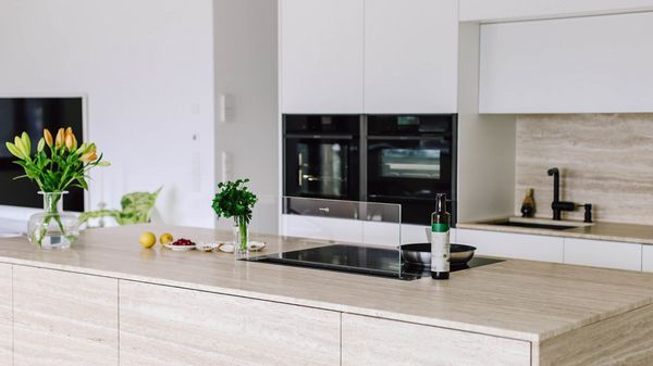 Küche weiß matt – grifflos & modern